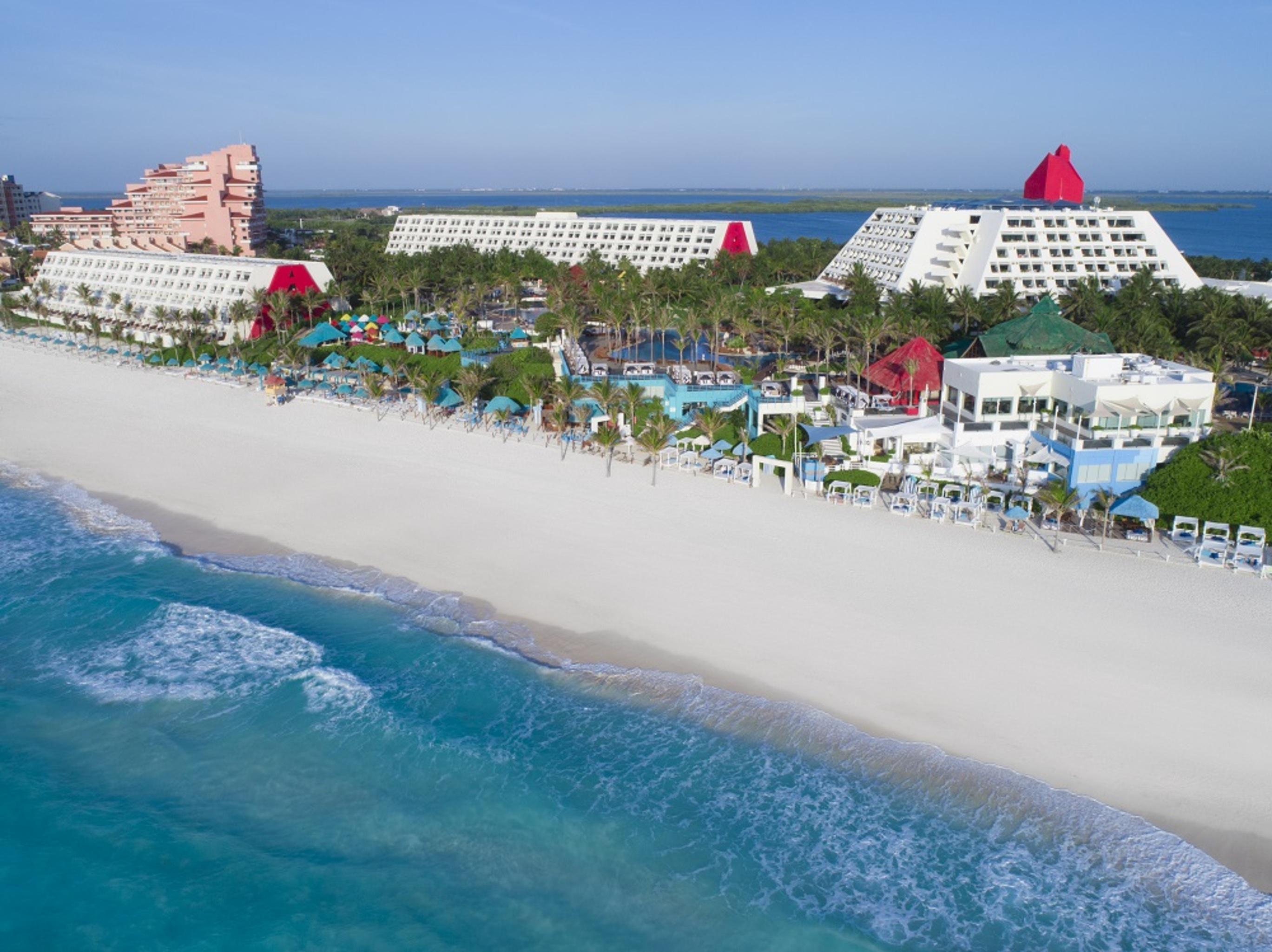 The Pyramid Cancun By Oasis Exteriér fotografie Aerial view of the resort