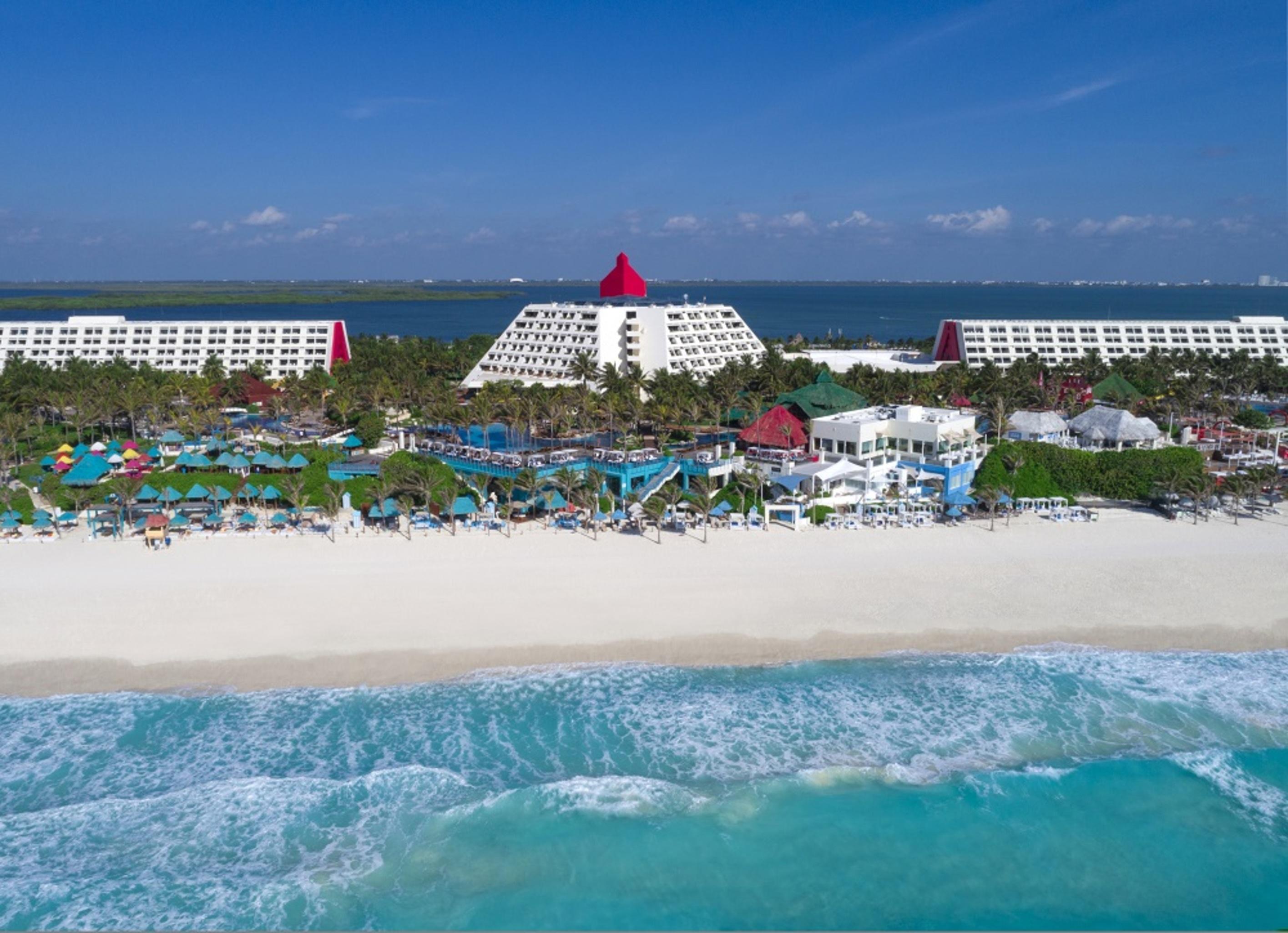 The Pyramid Cancun By Oasis Exteriér fotografie Aerial view of the resort