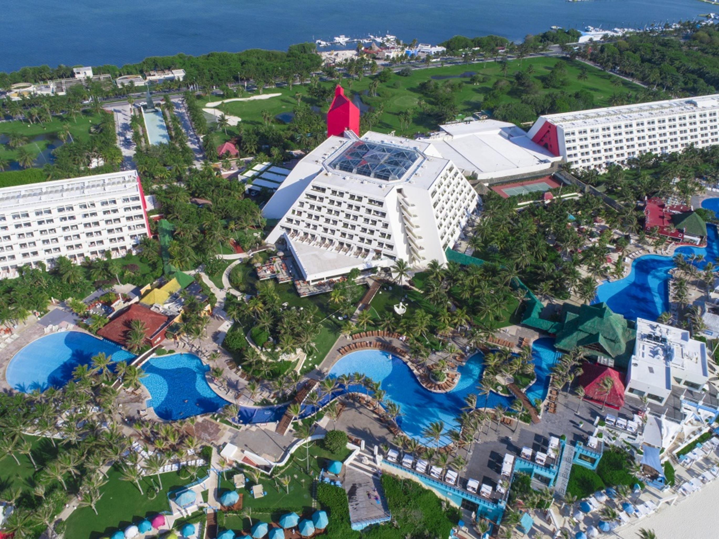 The Pyramid Cancun By Oasis Exteriér fotografie Aerial view of the resort