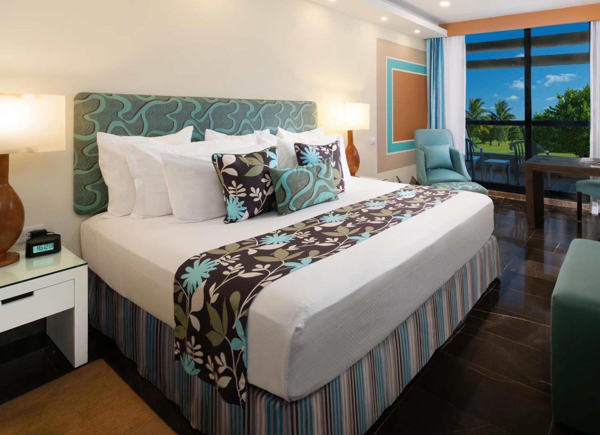 The Pyramid Cancun By Oasis Exteriér fotografie A room at the Hilton La Romana