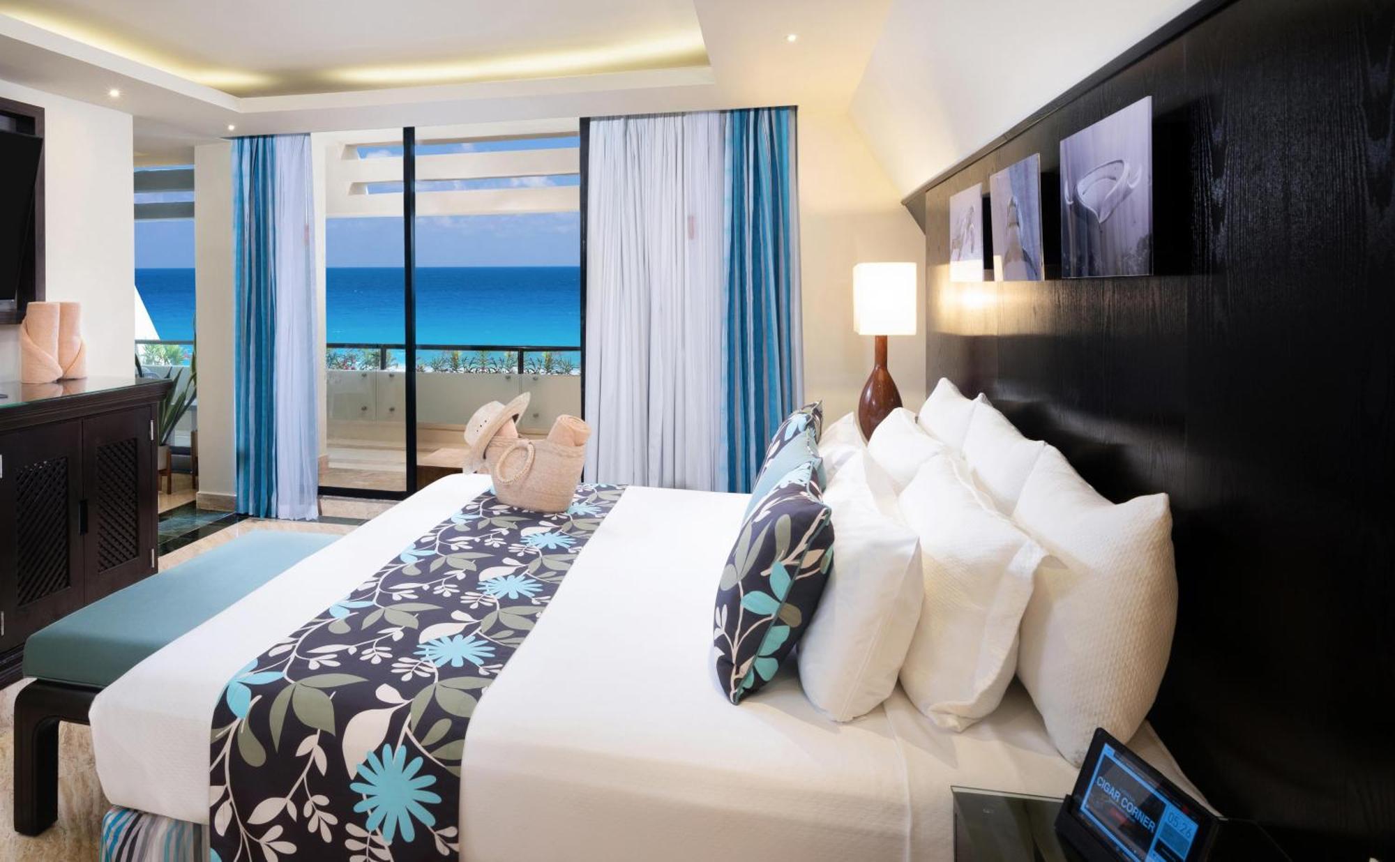 The Pyramid Cancun By Oasis Exteriér fotografie A bedroom at the hotel