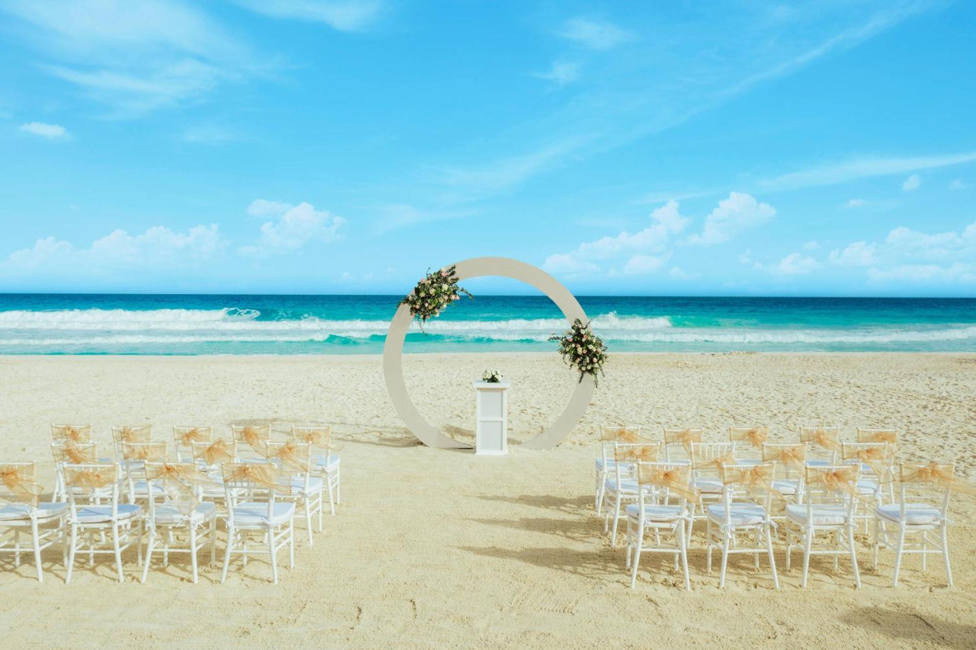 The Pyramid Cancun By Oasis Exteriér fotografie Beach wedding