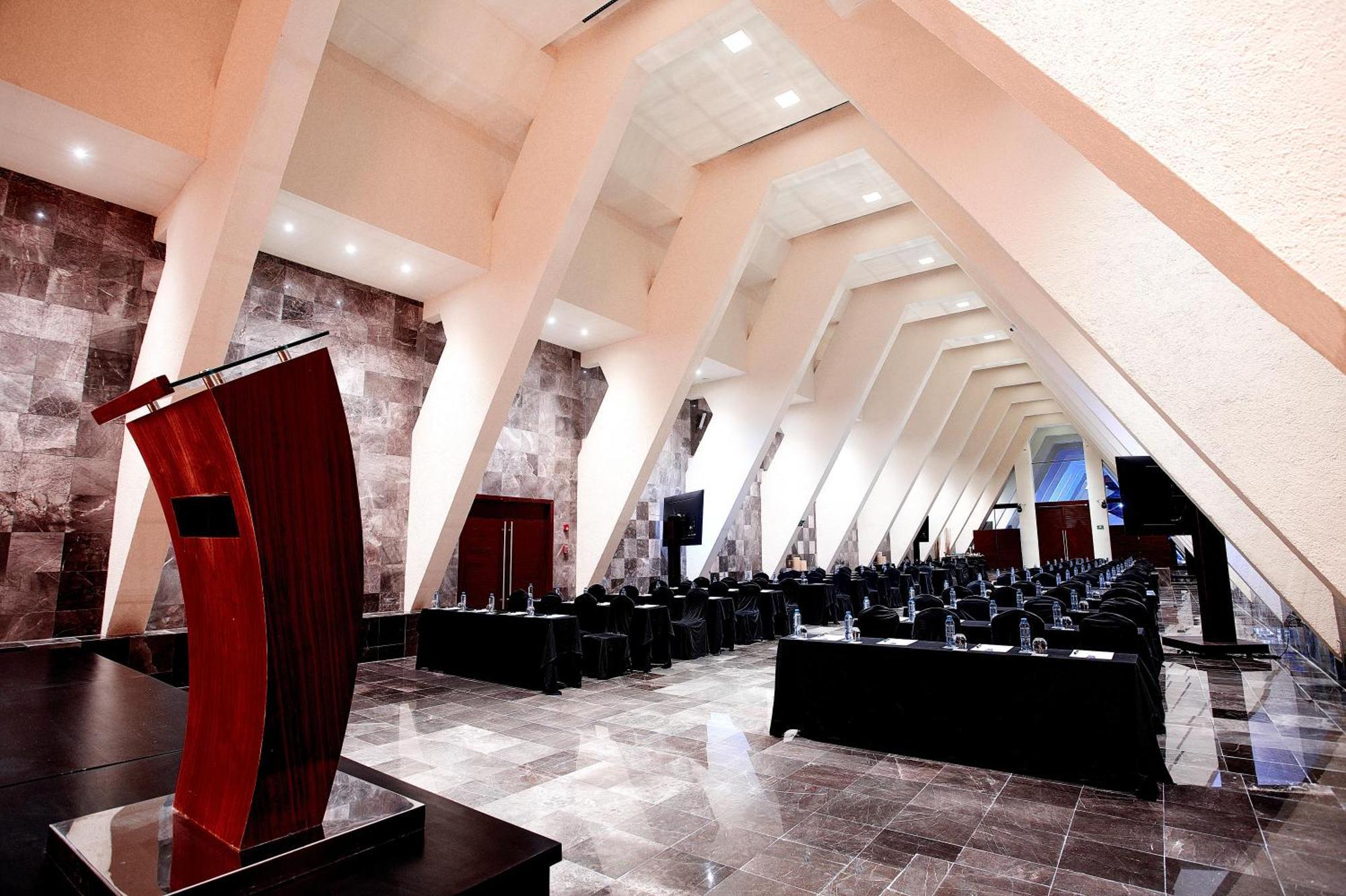 The Pyramid Cancun By Oasis Exteriér fotografie The 2011 World Trade Center Convention Center
