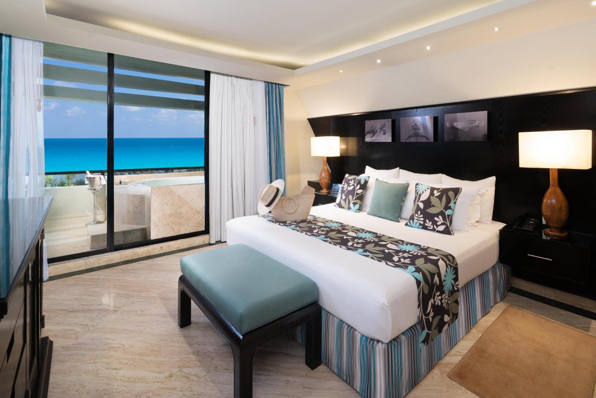 The Pyramid Cancun By Oasis Exteriér fotografie A bedroom at the Hard Rock Hotel