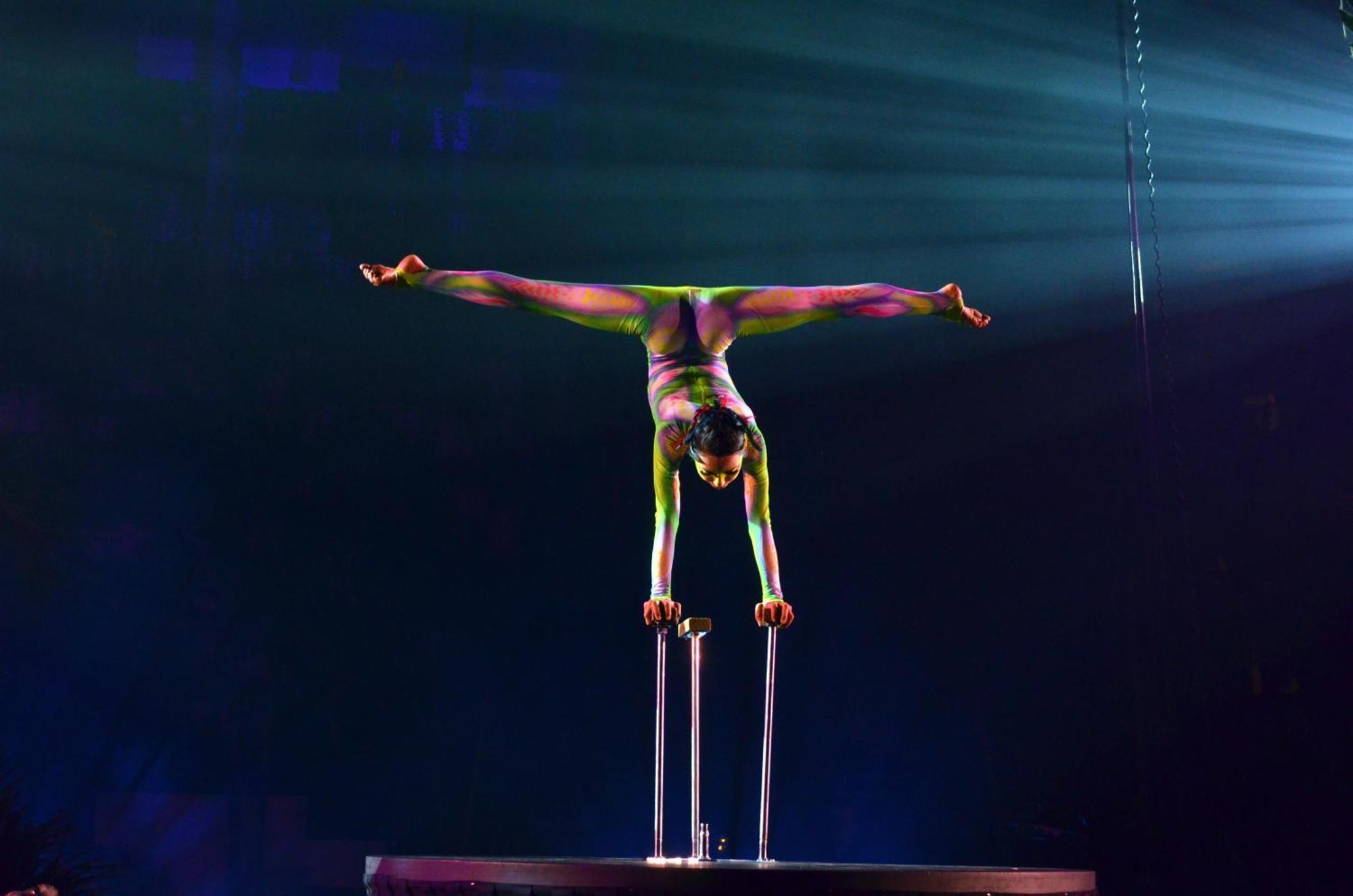 The Pyramid Cancun By Oasis Exteriér fotografie A contortionist