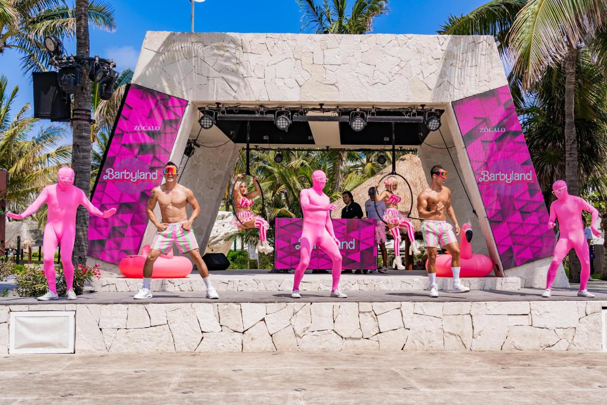The Pyramid Cancun By Oasis Exteriér fotografie The stage at the Grand Opening of Bodyland