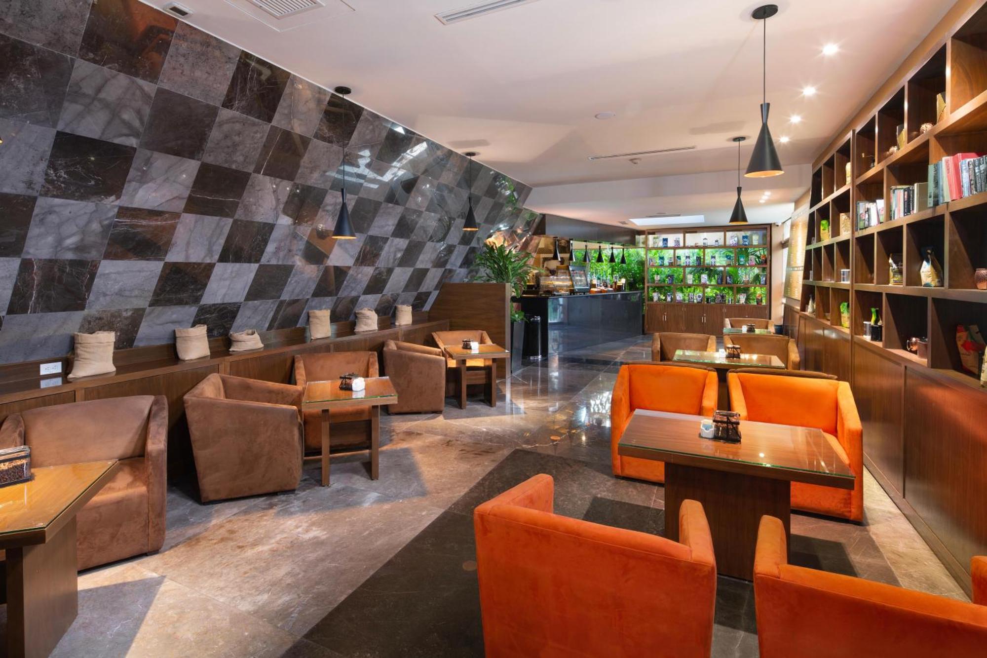 The Pyramid Cancun By Oasis Exteriér fotografie The interior of the lounge