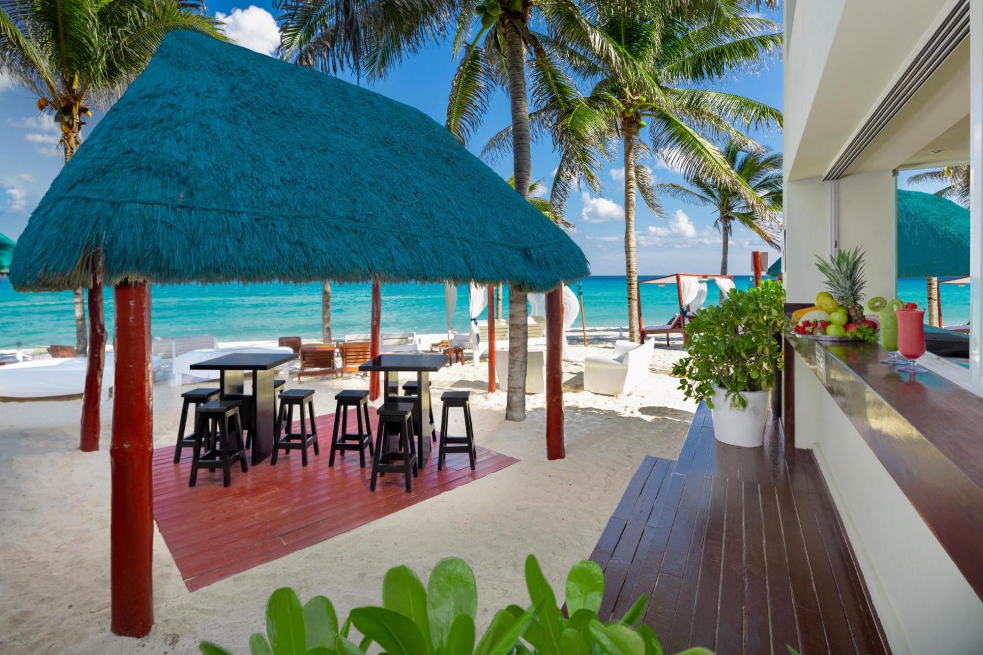 The Pyramid Cancun By Oasis Exteriér fotografie Beach bar at the Grand Palladium Hotel, Playa del Carmen, Mexico