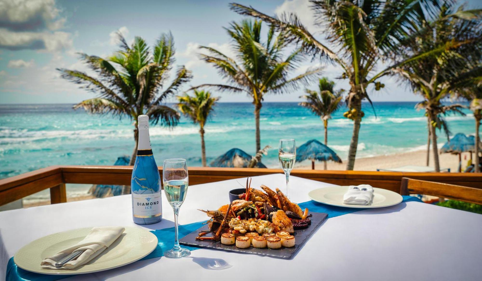 The Pyramid Cancun By Oasis Exteriér fotografie Beachfront dining at the Hilton