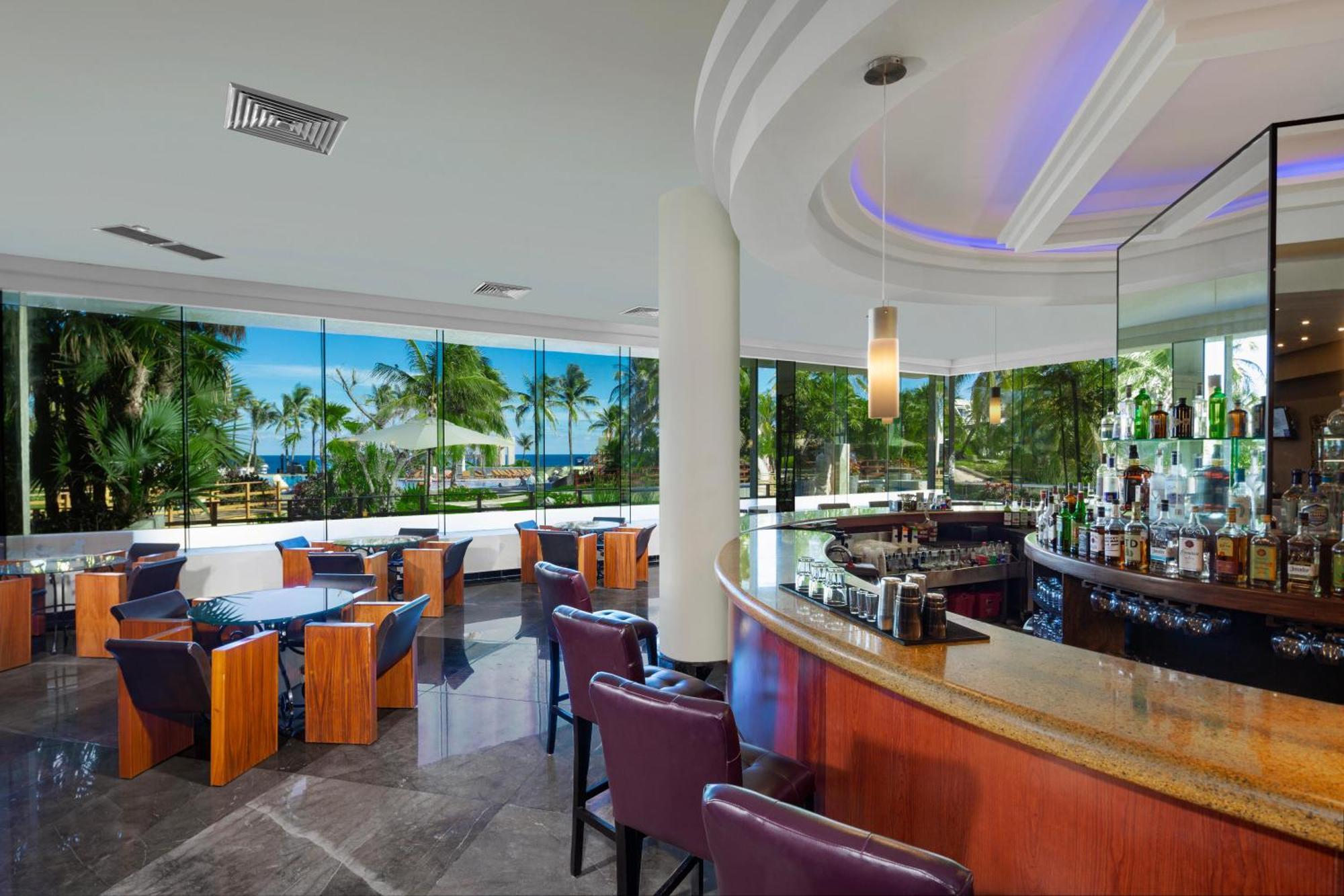 The Pyramid Cancun By Oasis Exteriér fotografie The bar at the lobby