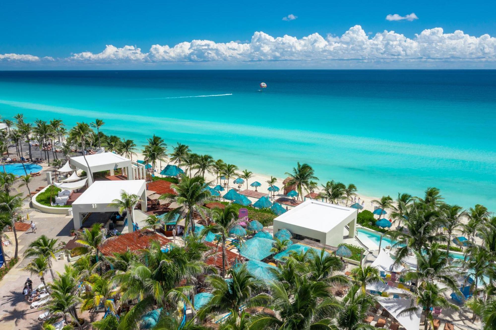 The Pyramid Cancun By Oasis Exteriér fotografie Aerial view of the resort