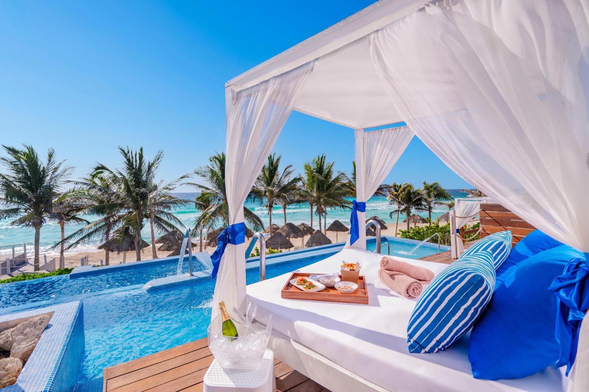 The Pyramid Cancun By Oasis Exteriér fotografie A pool at the Grand Palladium Hotel