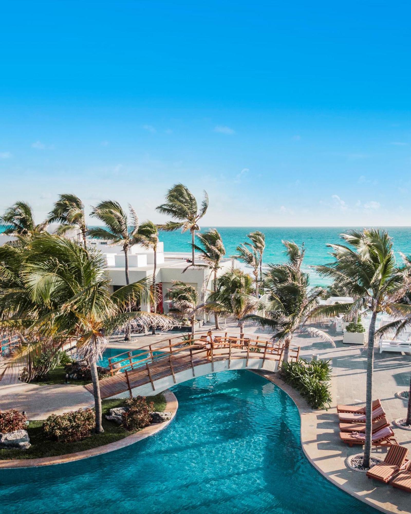 The Pyramid Cancun By Oasis Exteriér fotografie View of the beach from the hotel