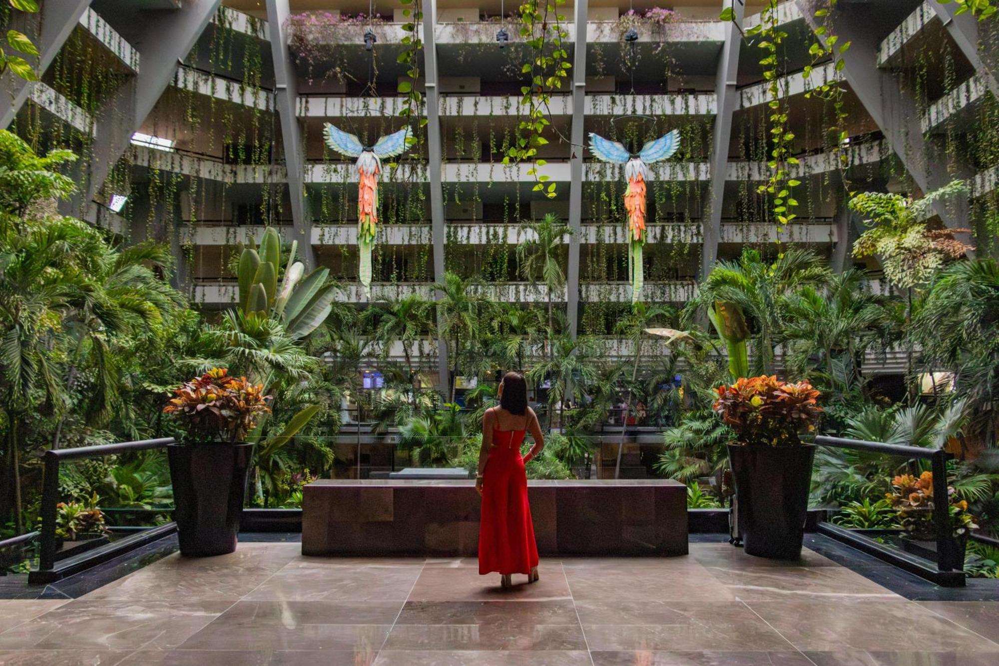 The Pyramid Cancun By Oasis Exteriér fotografie The interior of the hotel