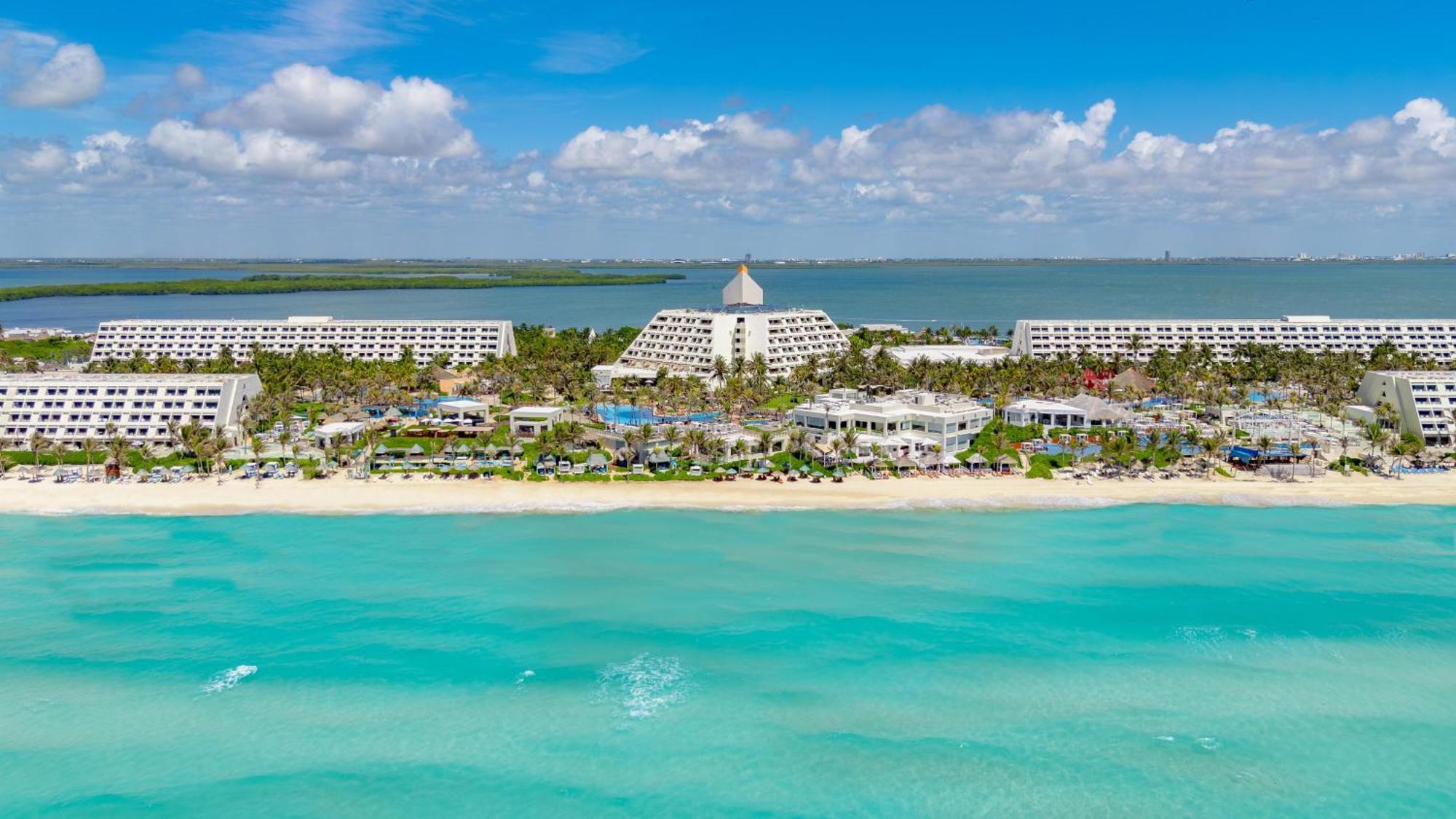 The Pyramid Cancun By Oasis Exteriér fotografie Aerial view of the resort